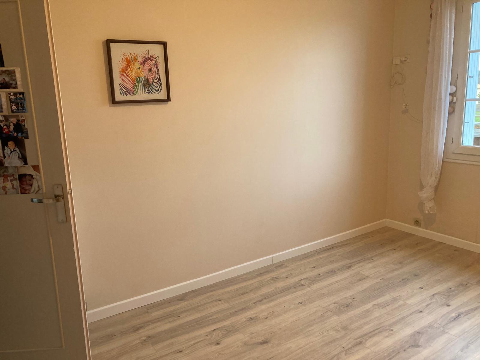 Rénovation de chambre avec parquet bois clair et peinture